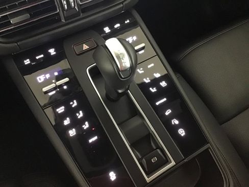 Certified 2026 Porsche Macan AWD/4WD image 38