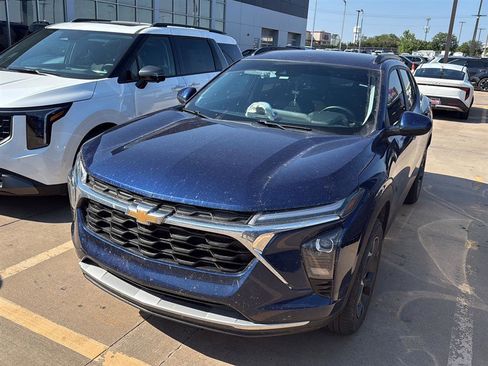 Used 2024 Chevrolet Trax LT w/ Driver Confidence Package FWD image 2