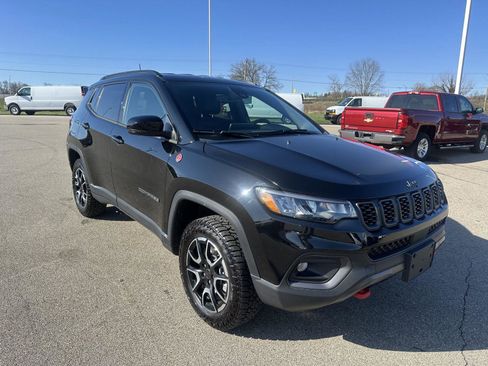 Used 2025 Jeep Compass Trailhawk AWD/4WD image 11