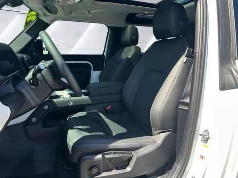 Used 2025 Land Rover Defender 90 S image 8