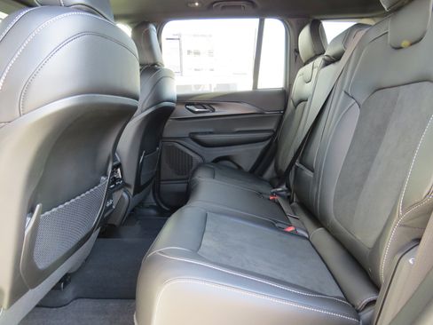 New 2025 Jeep Grand Cherokee Altitude image 16