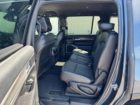 Certified 2024 Jeep Wagoneer Series II w/ Flexible Seating Group RWD image 11