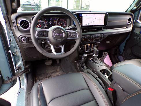 Used 2026 Jeep Wrangler Unlimited Sahara AWD/4WD image 18
