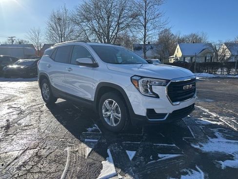 Certified 2022 GMC Terrain SLE w/ Driver Convenience Package image 3