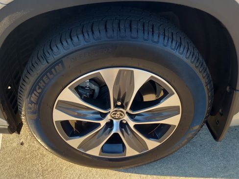 Certified 2023 Toyota Highlander L image 9