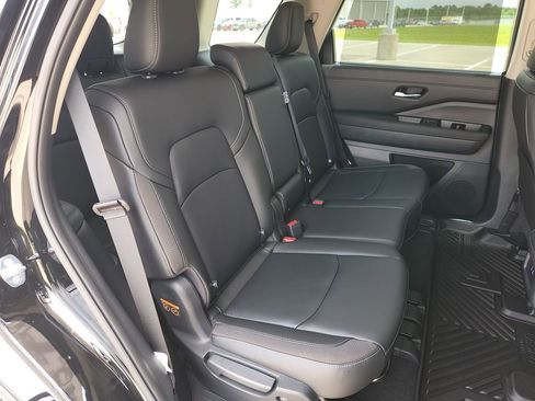 Certified 2025 Nissan Pathfinder SL image 18