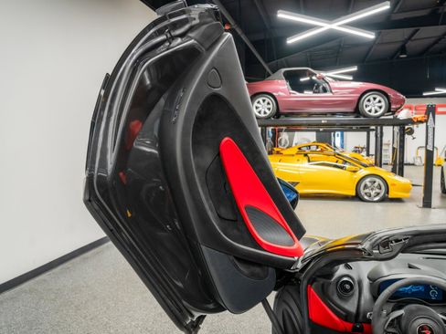Used 2018 McLaren 570S Spider image 29