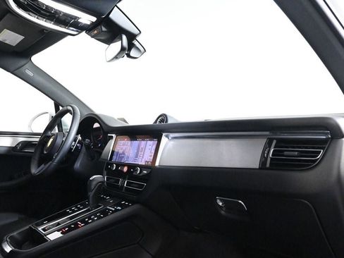 Certified 2026 Porsche Macan AWD/4WD image 17