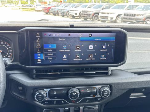 Used 2025 Jeep Wrangler Sport AWD/4WD image 24