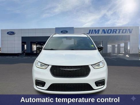 Used 2025 Chrysler Pacifica Limited image 10