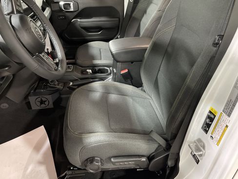 Used 2025 Jeep Gladiator Sport image 11