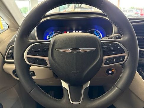 Used 2024 Chrysler Pacifica Limited FWD image 33
