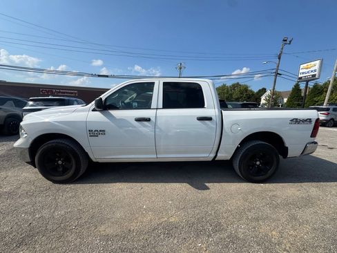 Used 2022 RAM 1500 Classic SLT AWD/4WD image 3
