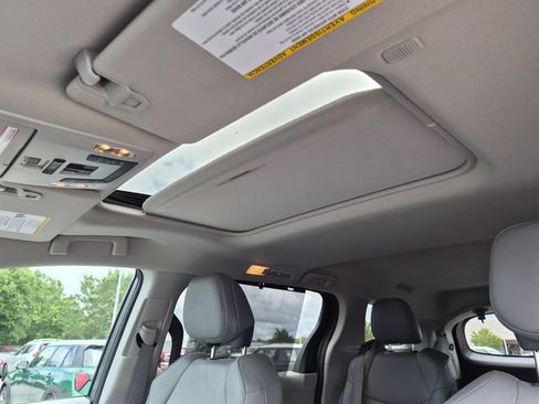 Used 2024 Toyota Sienna XLE FWD image 19