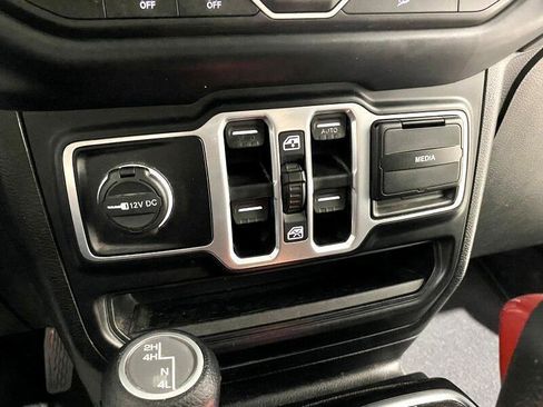 Used 2018 Jeep Wrangler Unlimited Sahara image 39