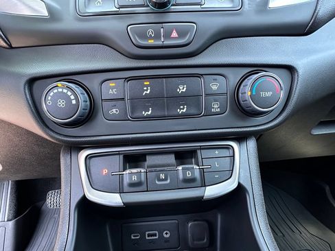 Used 2023 GMC Terrain SLE AWD/4WD image 33