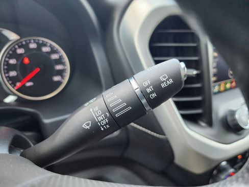 Used 2023 GMC Acadia SLE image 29