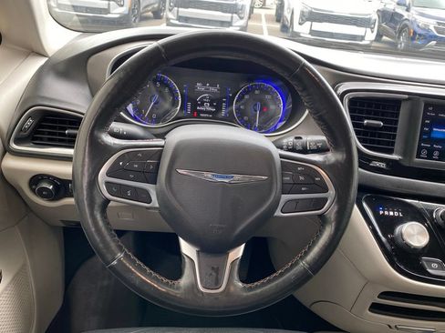 Used 2020 Chrysler Pacifica Touring-L FWD image 28