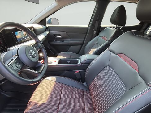 Used 2025 Nissan Kicks SR FWD image 14