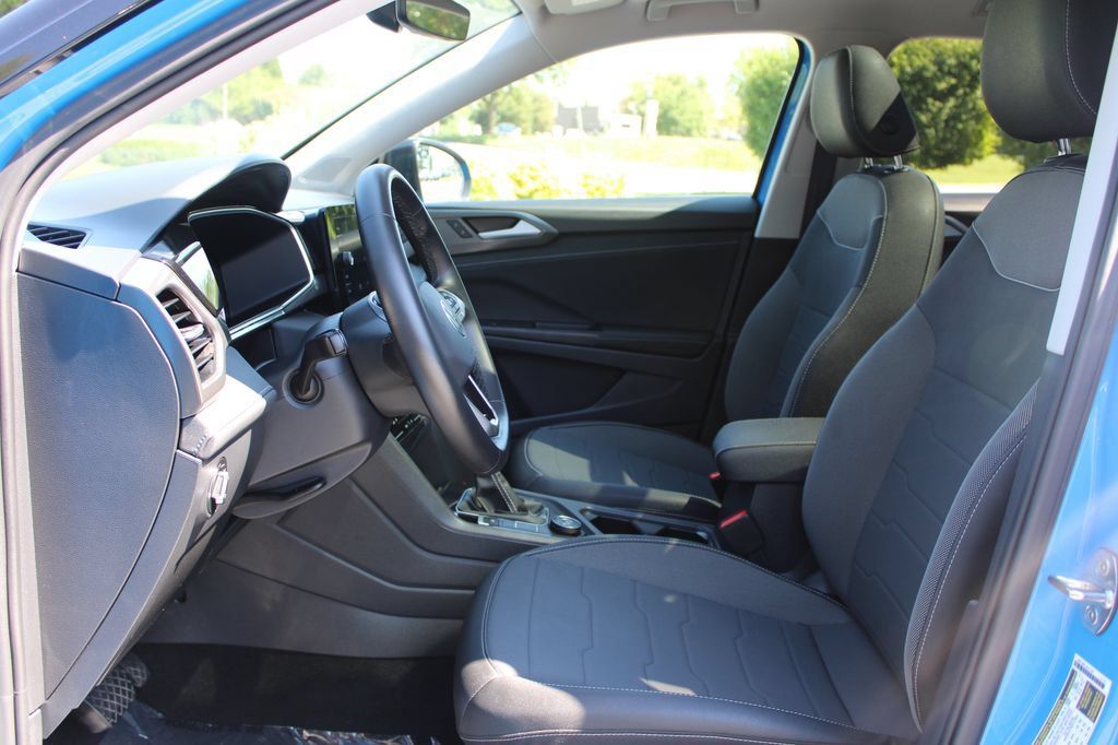 Used 2025 Volkswagen Taos SE AWD/4WD image 11