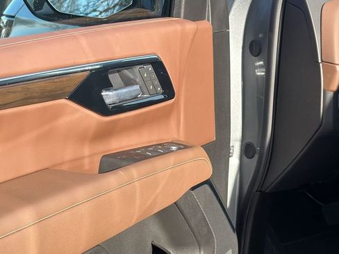 New 2026 Chevrolet Suburban High Country image 12