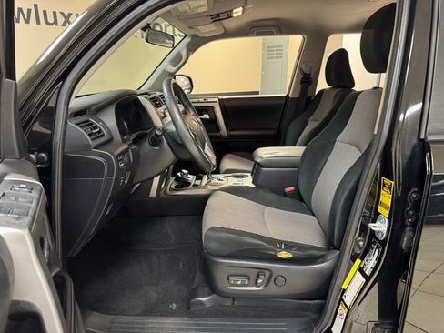 Used 2017 Toyota 4Runner SR5 AWD/4WD image 8