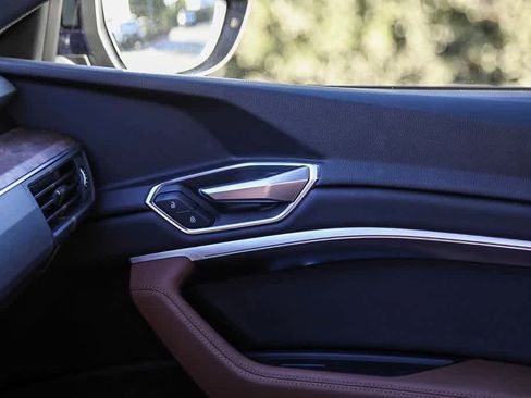 Used 2022 Audi e-tron Premium w/ Convenience Plus Package image 20