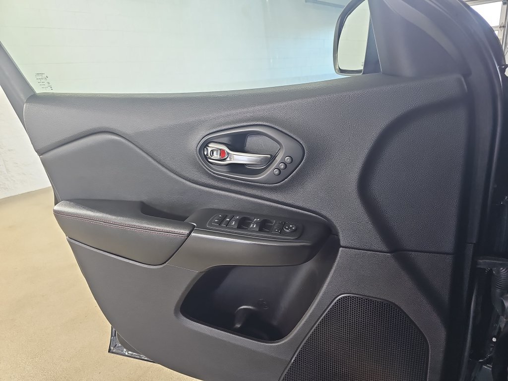 Used 2019 Jeep Cherokee Trailhawk AWD/4WD image 32