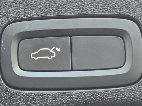 Used 2020 Volvo XC60 T5 Momentum FWD image 17