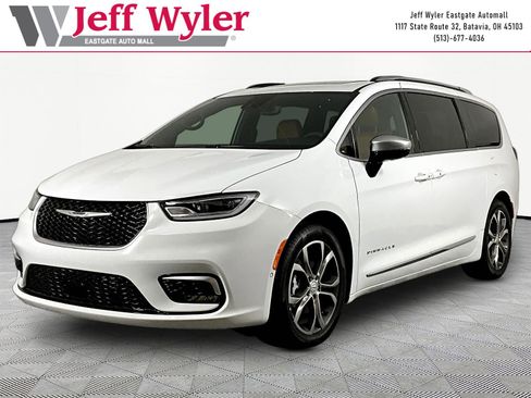 Used 2026 Chrysler Pacifica Pinnacle FWD image 1