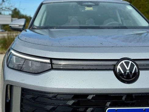 New 2025 Volkswagen Tiguan SE image 3