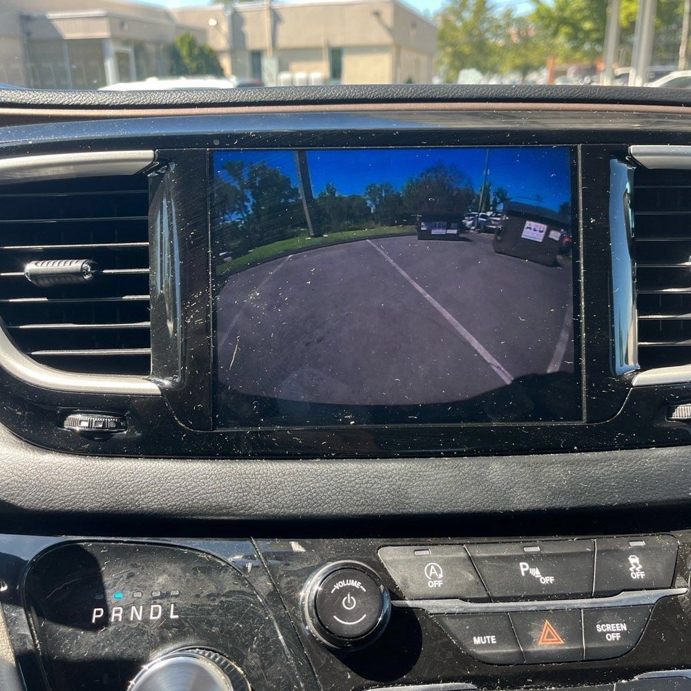 Used 2018 Chrysler Pacifica Touring-L w/ Premium Audio Group FWD image 10