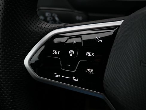 Certified 2024 Volkswagen Tiguan SE R-Line image 25