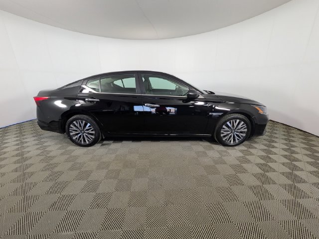 Used 2025 Nissan Altima 2.5 SV FWD image 3