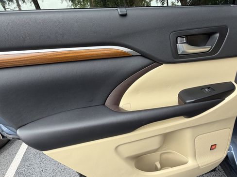 Used 2017 Toyota Highlander Limited Platinum FWD image 30