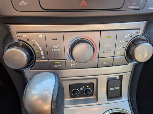 Used 2012 Toyota Highlander SE w/ Tow Pkg image 19