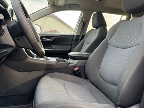 Used 2020 Toyota RAV4 XLE AWD/4WD image 4