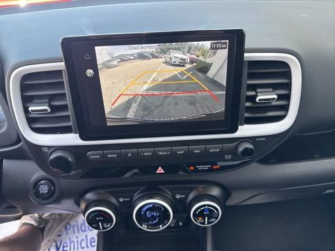 Used 2023 Hyundai Venue Limited FWD image 10