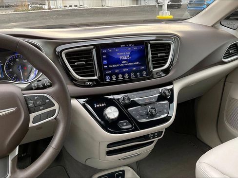 Used 2017 Chrysler Pacifica Touring w/ Tire & Wheel Group image 6