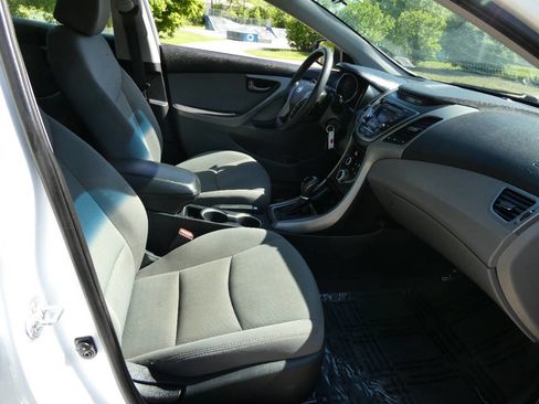 Used 2015 Hyundai Elantra SE image 16