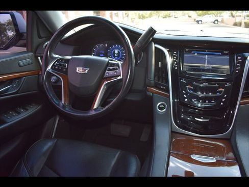 Used 2018 Cadillac Escalade ESV 2WD image 32