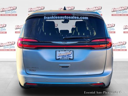 Used 2023 Chrysler Pacifica Touring-L FWD image 4