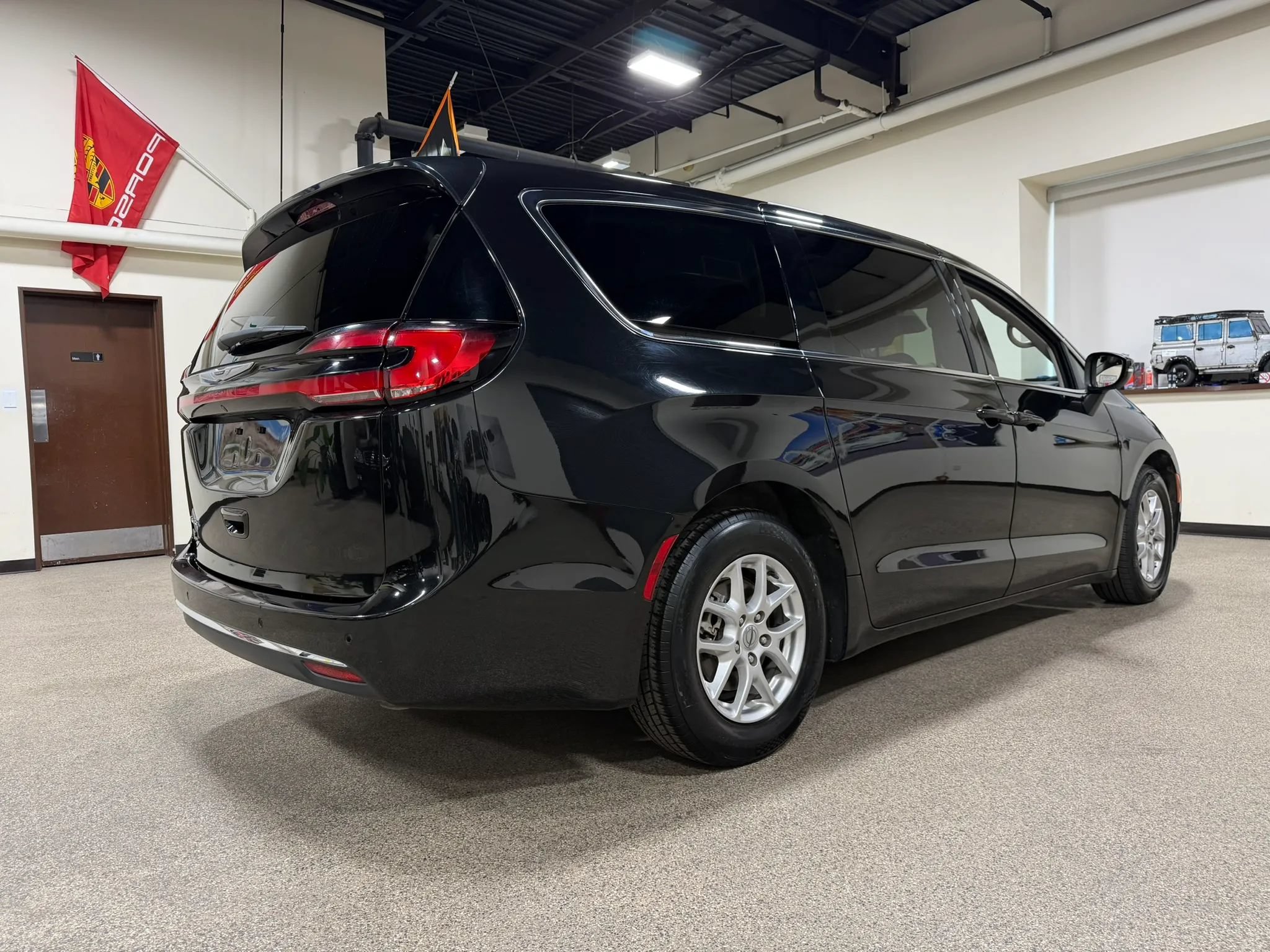 Used 2023 Chrysler Pacifica Touring-L FWD image 5