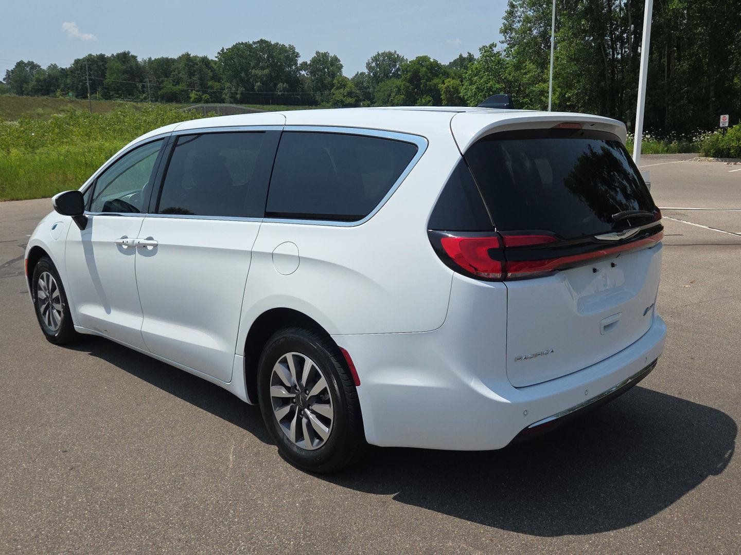 Used 2023 Chrysler Pacifica Touring-L FWD image 3