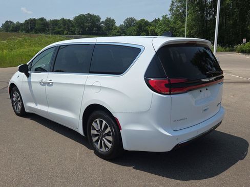 Used 2023 Chrysler Pacifica Touring-L FWD image 3