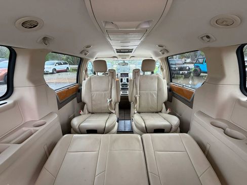 Used 2009 Chrysler Town & Country Limited w/ Entertainment Group #3 image 15
