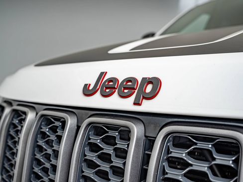 Used 2019 Jeep Grand Cherokee Trailhawk AWD/4WD image 13
