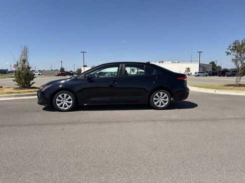 Used 2025 Toyota Corolla LE FWD image 2