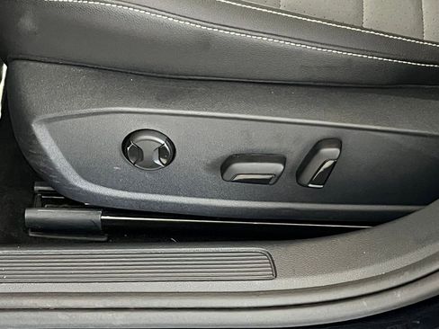 Used 2025 Volkswagen Jetta SE image 23