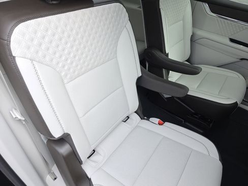 Used 2024 GMC Acadia Denali w/ Super Cruise Package image 34